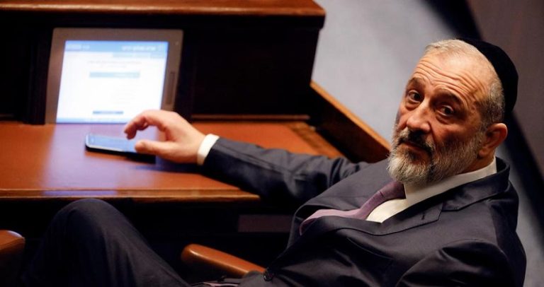 نتنياهو يقيل وزير الداخلية من منصبه