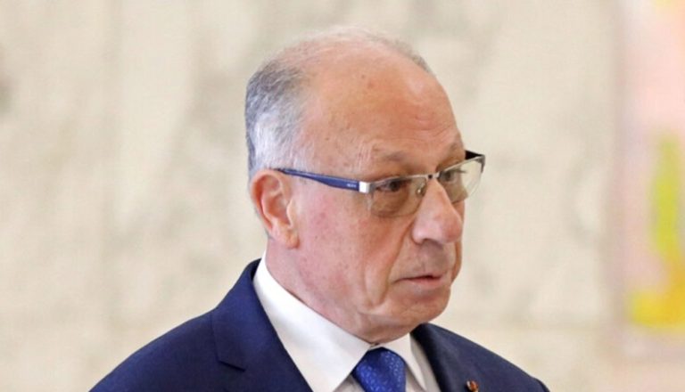 وزير الدفاع وقع قراراً… وامتنع عن آخر