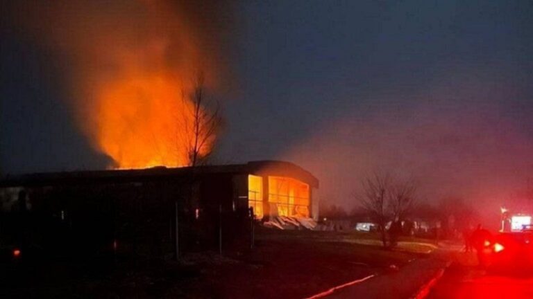 إنفجار يقع خلف مراسل أثناء بث مباشر