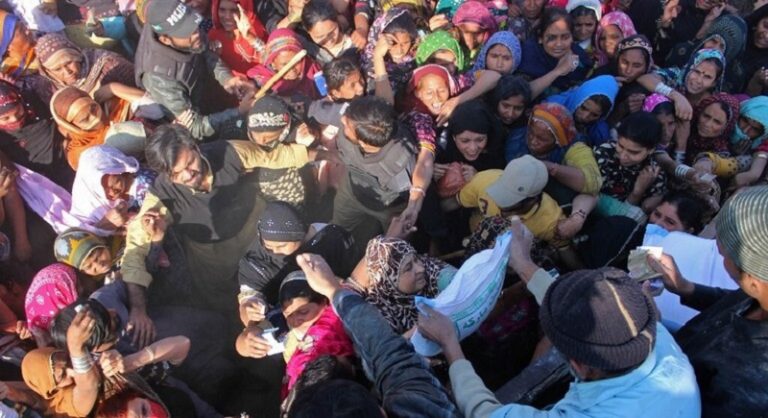 بالفيديو: شجار على كيس طحين في باكستان