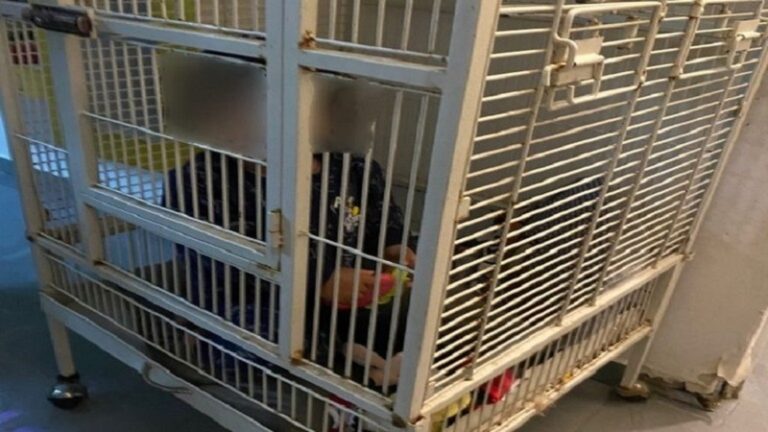 بالصور: العثور على رضيع محبوس بقفص حديدي في حيفا