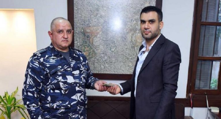 بعد إضاعته 1122 دولار.. قوى الأمن تسلم المبلغ لصاحبه