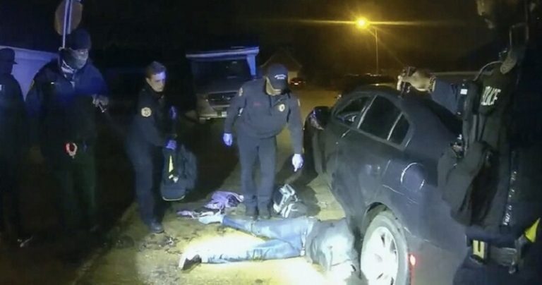 بالفيديو: الشرطة الأميركية تعتدي على مواطن بالضرب حتى الموت