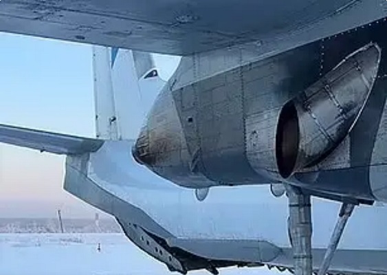 بالفيديو..باب طائرة ينفتح فجأة في الجو شاهدوا ماذا حصل!