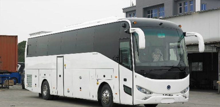 بالفيديو- لحظات مرعبة… حافلة ركاب سقطت في بحيرة!