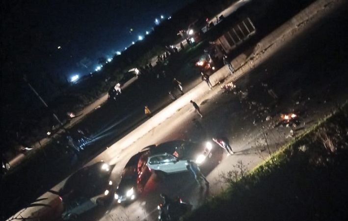 محتجون قطعوا الطريق بأجسادهم في صيدا