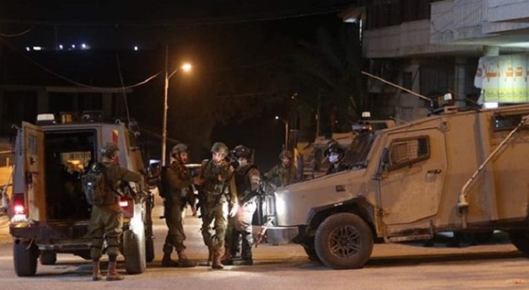 قوات الاحتلال تعتقل 30 فلسطينياً في “الضفة”