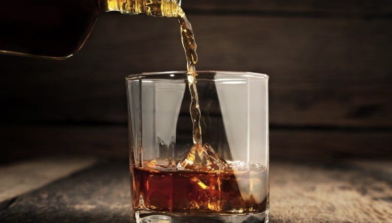 قرار مفاجئ بشأن المشروبات الكحولية في إمارة دبي