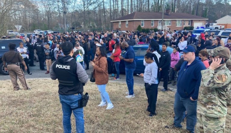 إبن الـ6 سنوات يطلق النار على معلمته!