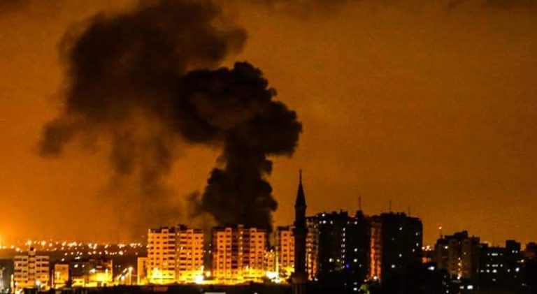 بالفيديو- الاحتلال يقصف غزة.. والمقاومة الفلسطينية ترد