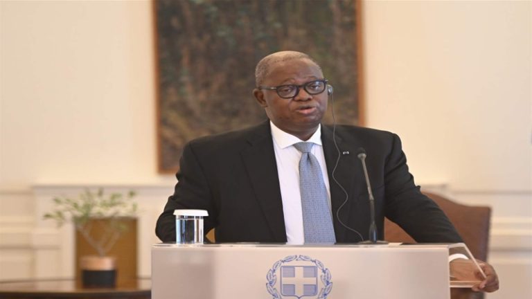 وفاة وزير خارجية الغابون بنوبة قلبية خلال جلسة لمجلس الوزراء