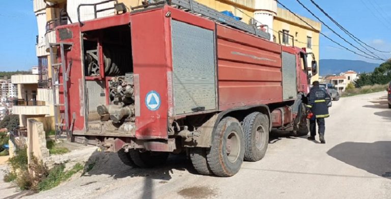 بالصور: إخماد حريق داخل شقة في النبطية