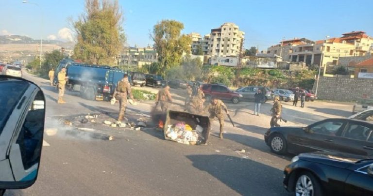 بالفيديو: محتجون يقطعون طريق السعديات