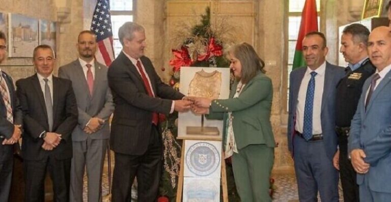 سرقها يهودي.. أميركا تعيد لفلسطين قطعة أثرية مسروقة