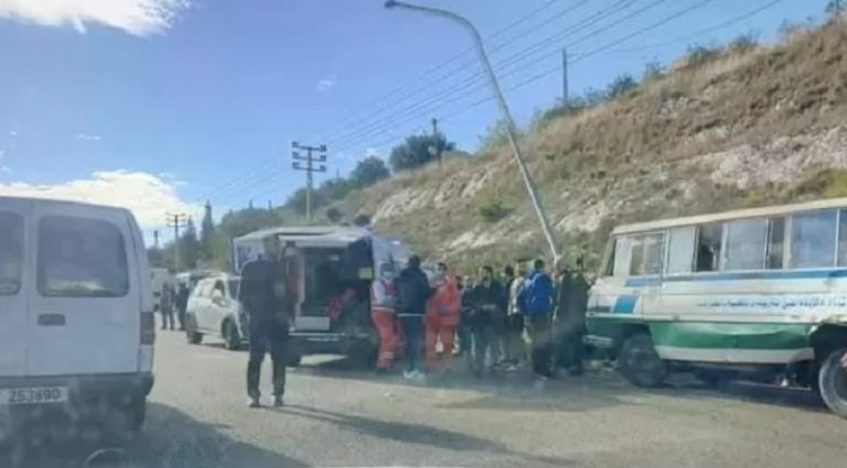 بالصور: إصابة طلاب وسائق باص بحادث على أوتوستراد الزهراني