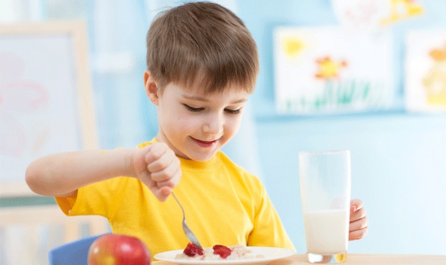 اختناق الأطفال بالطعام.. نصائح لتجاوز الموقف الخطير