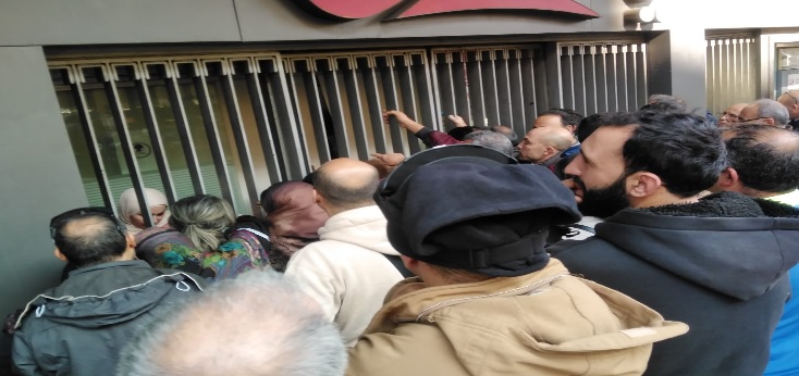 ازدحام أمام المصارف لشراء دولارات “صيرفة” (صور)