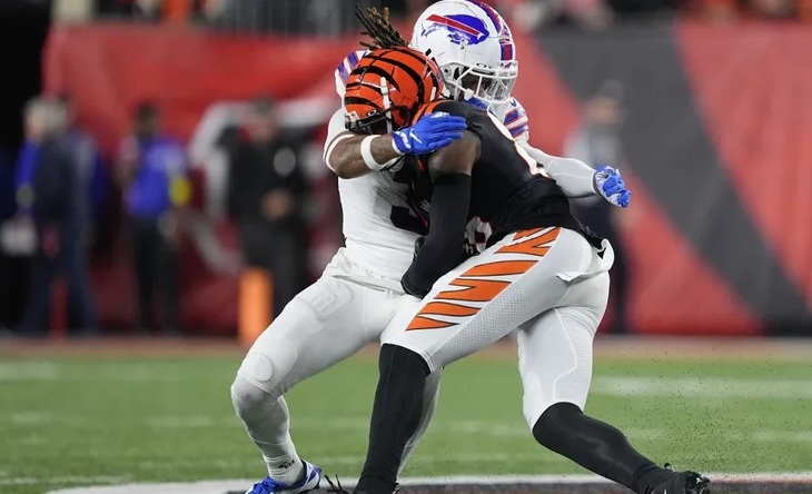 بالفيديو.. لاعب أميركي “بين الحياة والموت” بعد تلقيه ضربة قوية