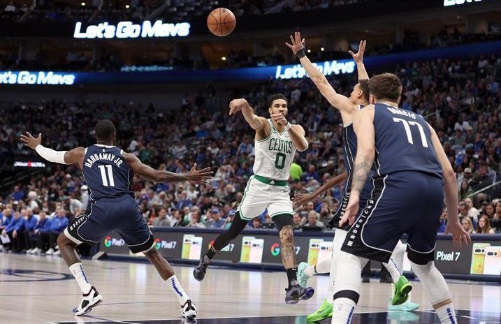 بوسطن يسحق دالاس في دوري السلة الاميركي