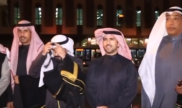 بالفيديو..الكويتي فهد الصباح “خلع بشته” وغادر افتتاح “خليجي 25”