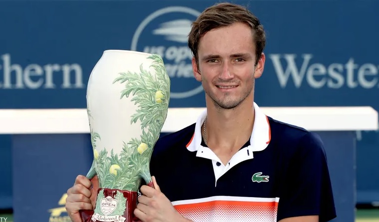 مدفيديف يتجاهل السياسة للتركيز على الاستعدادات لبطولة أستراليا المفتوحة