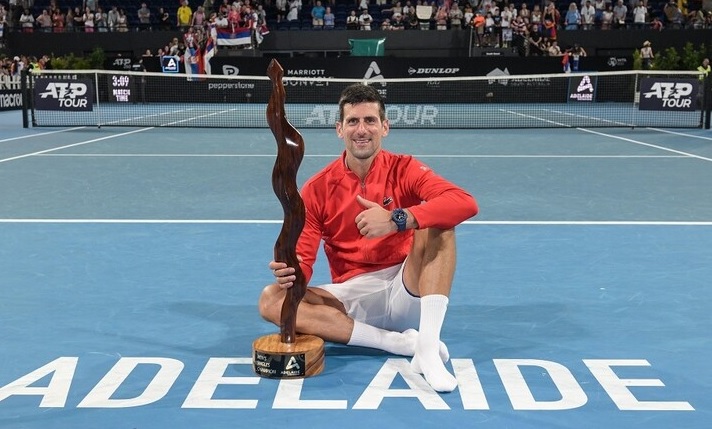 ديوكوفيتش يُتوج بلقب دورة اديلايد للتنس ويعادل رقم نادال
