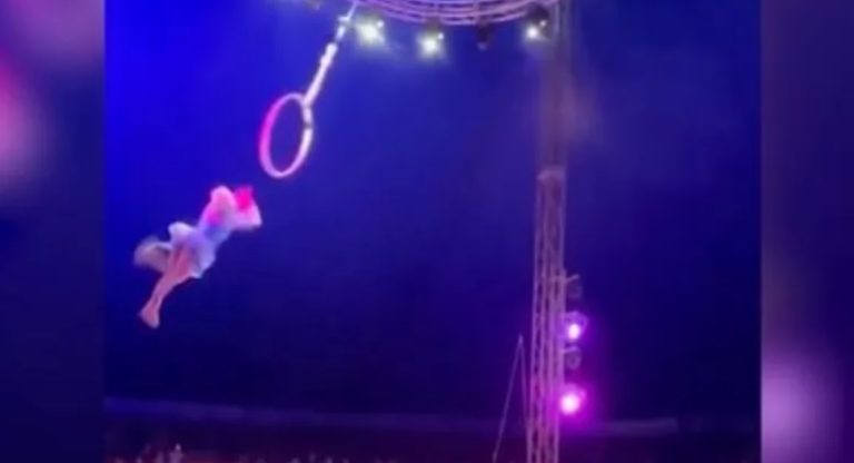 حادث مأساوي.. سقوط مروع للاعبة سيرك بعد أن “خانها الطوق” (فيديو)
