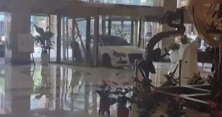 فيديو لرجل غاضب.. انتقم من الفندق بسيارته الرياضية