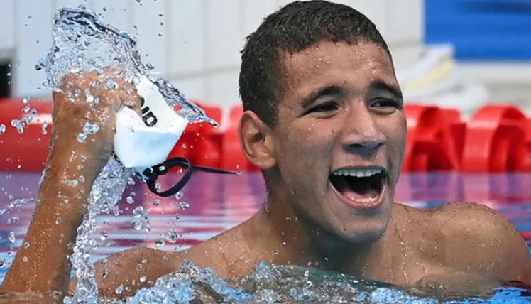 تونسي يطيح بأساطير السباحة.. ويتألق في بطولة دولية