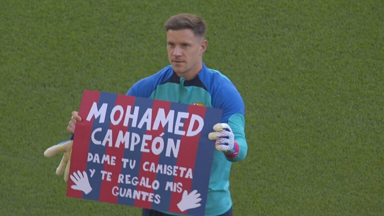 بالفيديو.. لافتة جميلة لبعض نجوم برشلونة.. اليكم التفاصيل