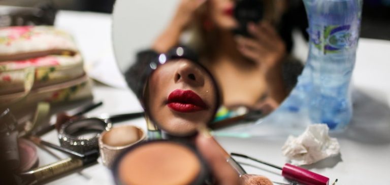 بعد فيديوهات مثيرة للجدل.. السعودية توضح حقيقة “الرصاص في أحمر الشفاه”