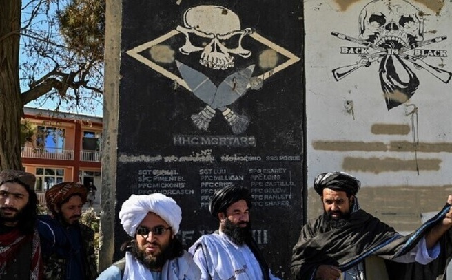 بالفيديو.. طالبان تجلد رجالاً وسط حضور شعبي