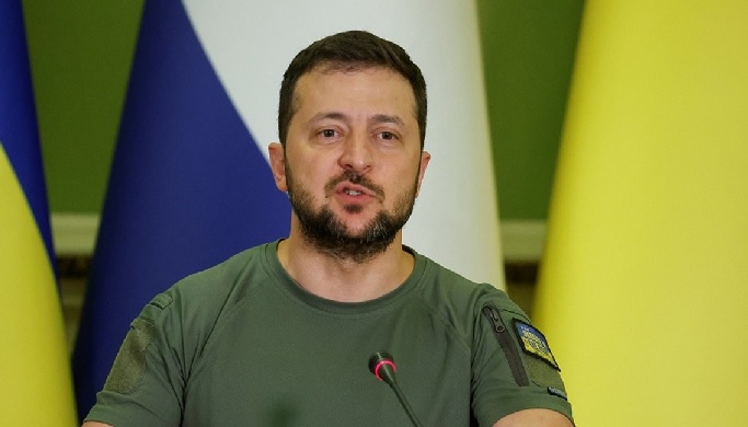 بعد تصريحه المثير للجدل.. مكتب زيلينسكي يقبل إستقالة أريستوفيتش