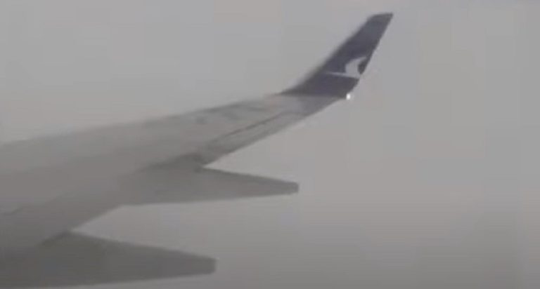 بالفيديو: صاعقة تضرب طائرة ركاب أثناء هبوطها