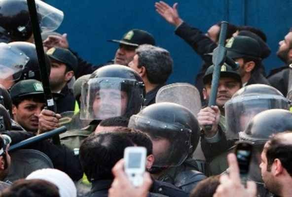 الشرطة الايرانية تحتجز بعض الرياضيين ليلة رأس السنة