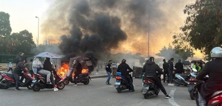 عودة الاحتجاجات.. قطع طرقات على خلفية الازمة الاقتصادية الحادة