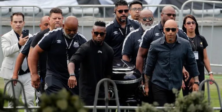 فيديو مؤثر في وداع الاسطورة… جثمان بيليه في ملعب سانتوس لإلقاء النظرة الاخيرة