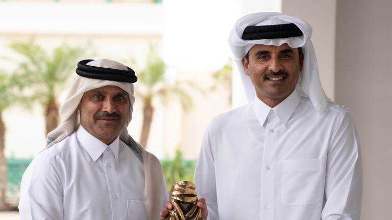 امير قطر يستقبل بطل رالي دكار ويُشيد به