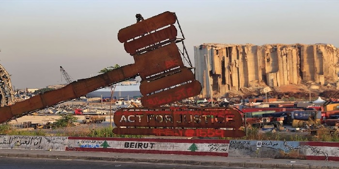 زعيتر والمشنوق ودياب يتبلّغون قرار البيطار لصقاً (صور)