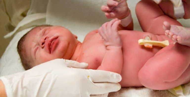 كاميرات المراقبة تكشف واقعة مروّعة داخل مستشفى.. هذا ما فعلته ممرضة بـ11 رضيعاً!