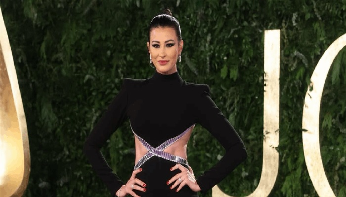 زوجة مذيع لبناني شهير تضع فنانة بموقف محرج.. هكذا تصرفت معها (فيديو)