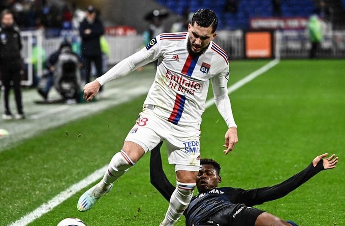 نجم ليون تحت انظار باريس سان جيرمان