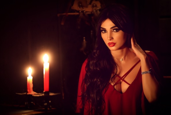 ظهرت من دون حمالة صدر.. فنانة لبنانية تُفاجئ الجمهور بصورها الجريئة! (صور)