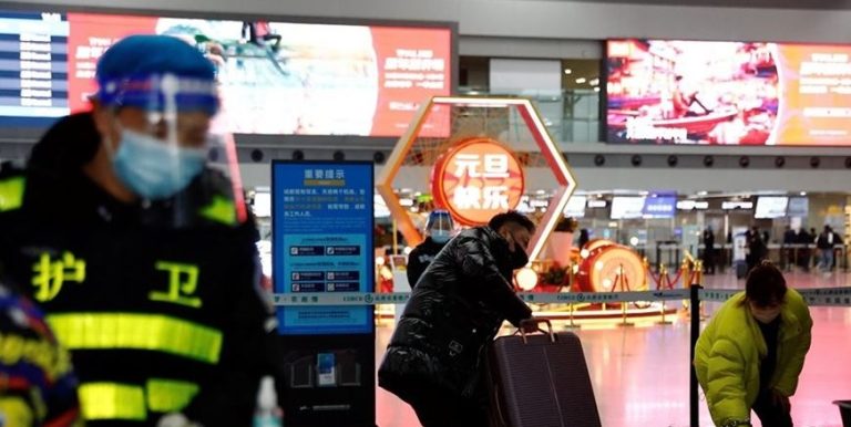 بينهم دولة عربية.. حكومات تفرض قيودا على القادمين من الصين!