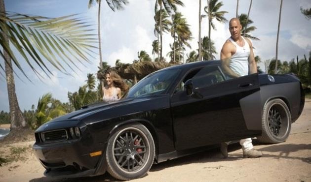 على طريقة فان ديزل الشهيرة.. مراهق يقود عربته بالخلف بطريقة خرافية! (فيديو)