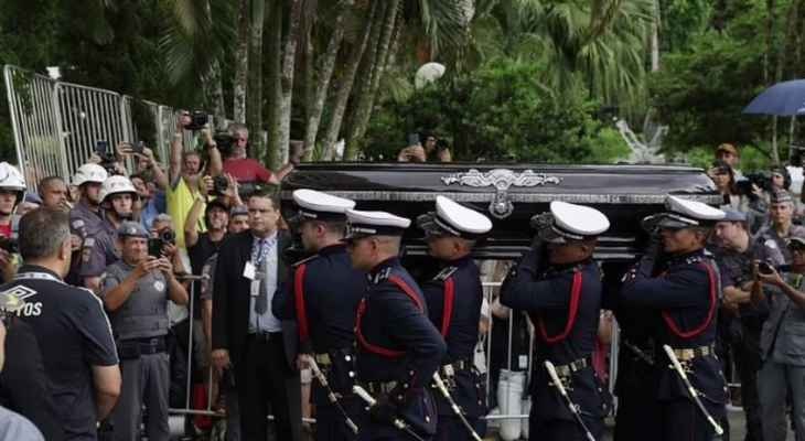 وصول جثمان الاسطورة الراحل بيليه إلى مثواه الاخير