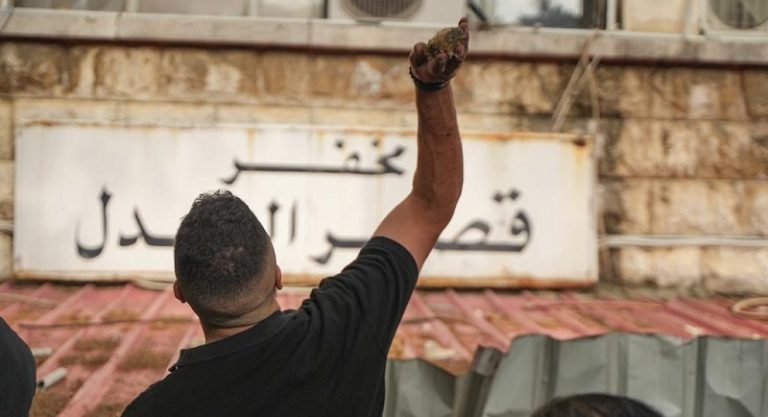 معتصمو قصر العدل يخضعون للتحقيق غداً