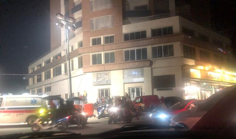 بالفيديو: جثة داخل “مجرور” في منطقة الجناح