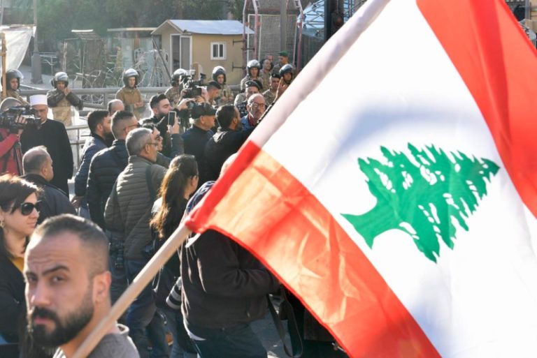 بالصور – قطع الطريق أمام مجلس النواب