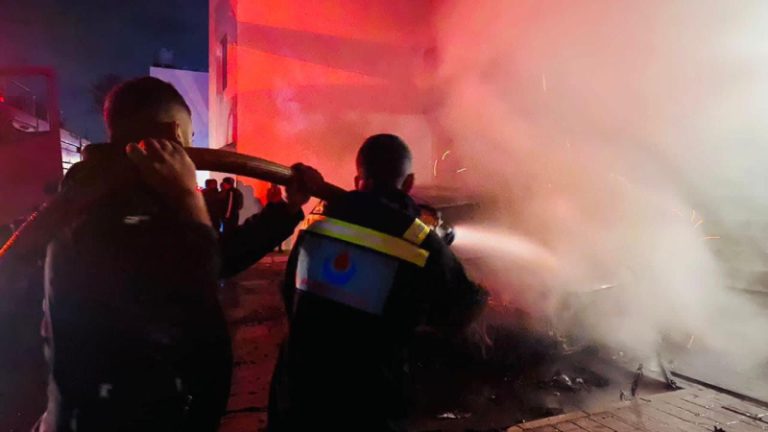 بالصور – فضيحة كبيرة تهز الجنوب.. إحراق سيارة صاحب محل ملابس والسبب!